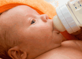 Comment choisir et préparer le biberon de bébé ? Slider bebe biberon