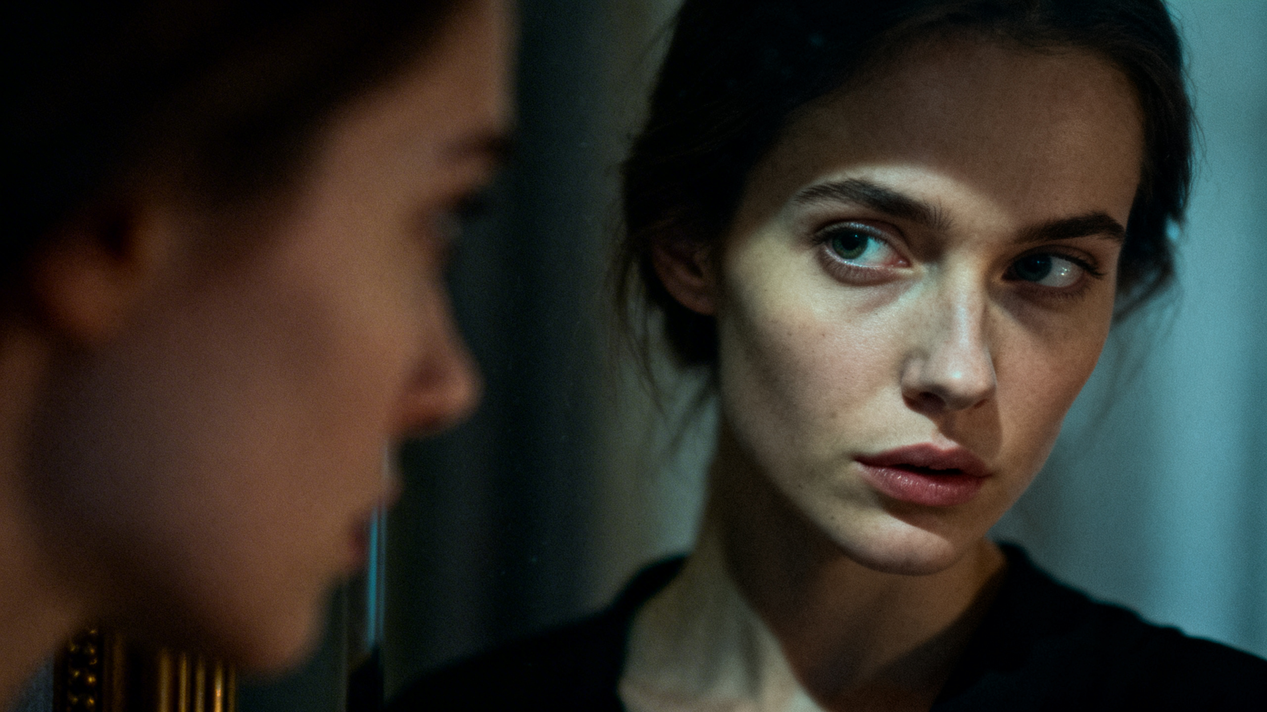 Femme regardant par une fenêtre, attitude pensive et introspective