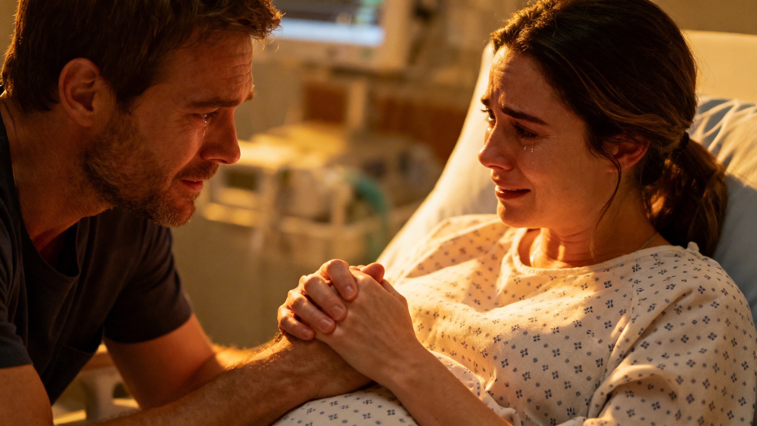 Sage-femme accompagnant une future maman pendant le travail à la maternité