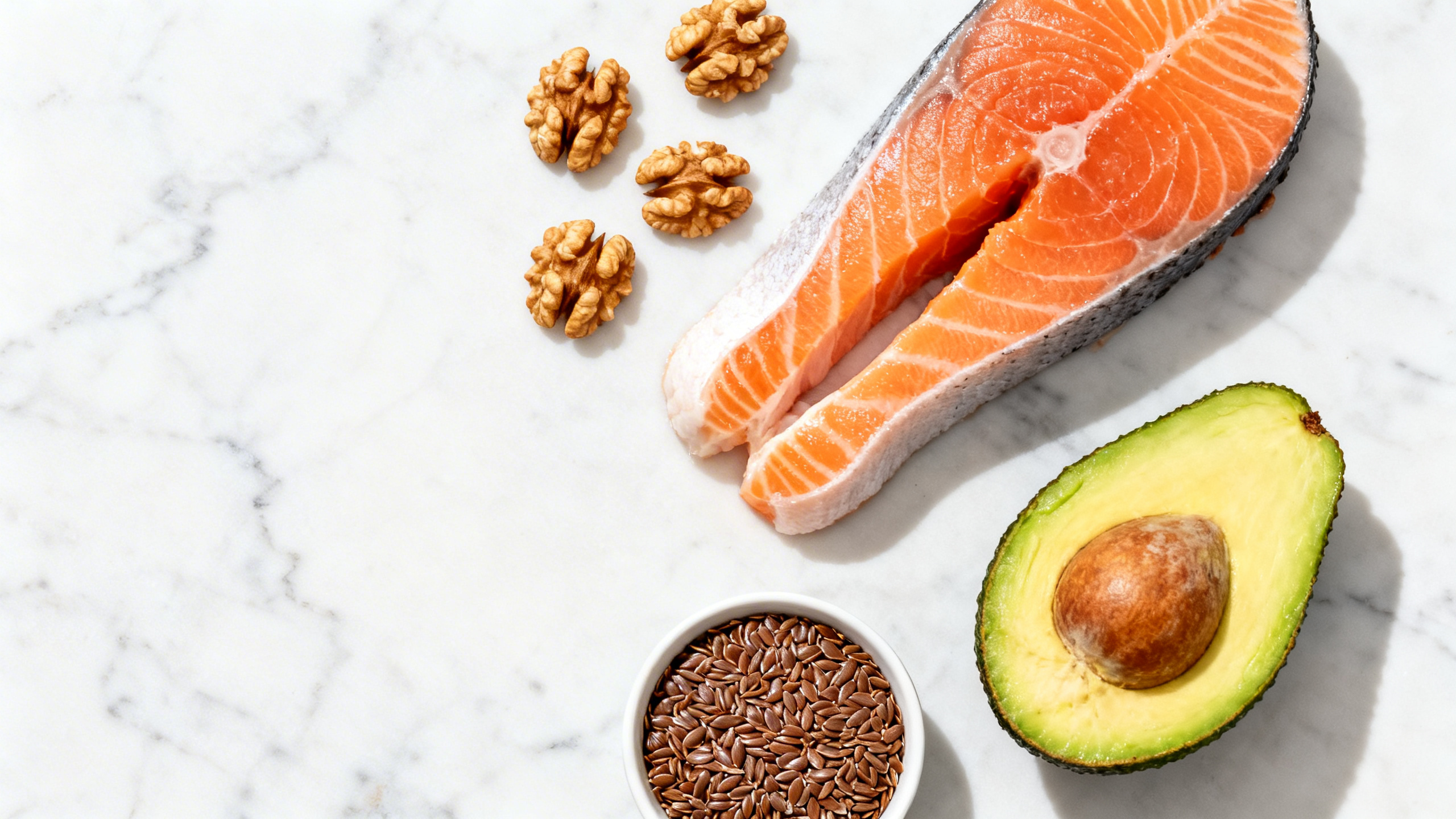Assiette de saumon grillé avec noix et graines de lin, sources d'oméga-3