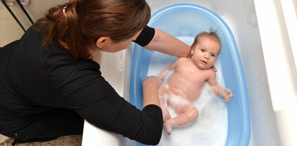 Soins bébé – donner le bain